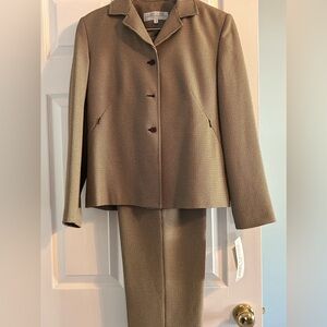 Larry Lavine pant suit.  Size 8. Never worn, smoke free home